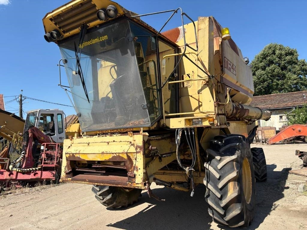 New Holland TF 44  - Autokombajnë: foto 1 New Holland TF 44  - Autokombajnë: foto 1