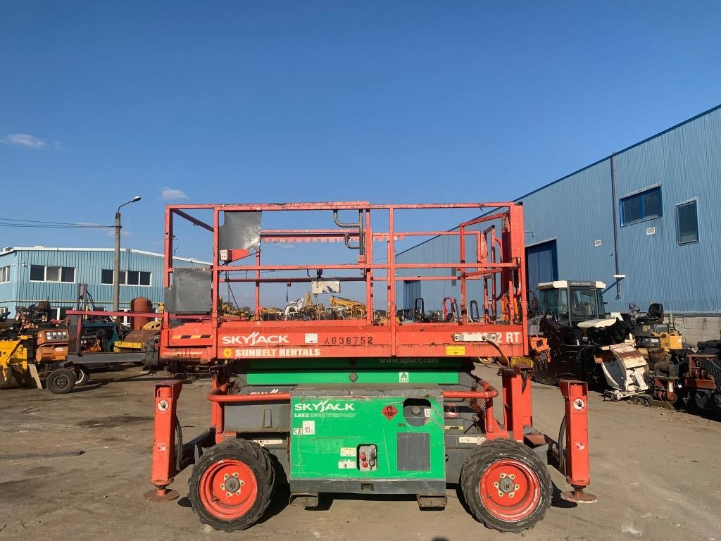 SkyJack SJ 6832 RT  - Ngritës gërshërë: foto 3 SkyJack SJ 6832 RT  - Ngritës gërshërë: foto 3
