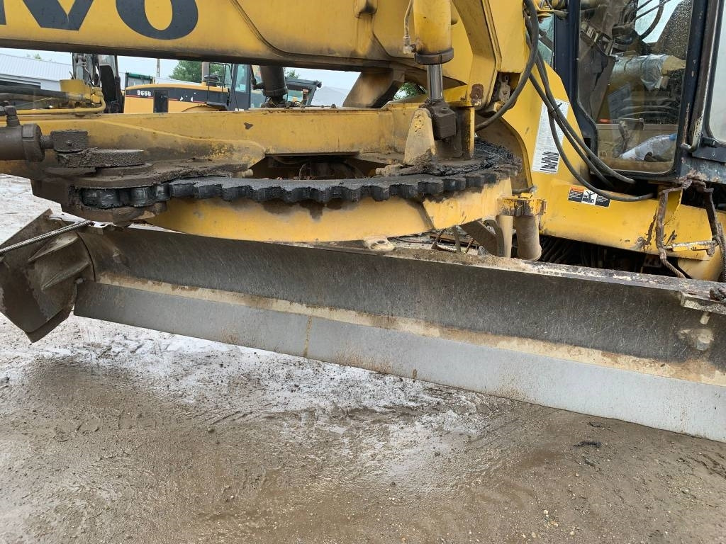 Volvo Champion 720 - Makinë niveluese: foto 4 Volvo Champion 720 - Makinë niveluese: foto 4