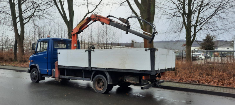 Mercedes-Benz 814 Pritsche mit Kran+Greifer - Kamion me karroceri të hapur, Kamion me vinç: foto 2 Mercedes-Benz 814 Pritsche mit Kran+Greifer - Kamion me karroceri të hapur, Kamion me vinç: foto 2