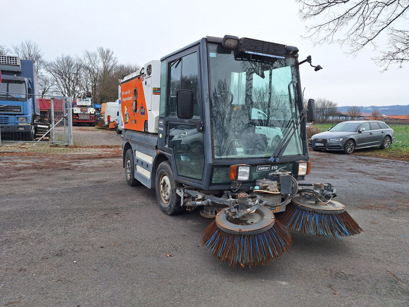 Schmidt Hagen Kehrmaschine K449 - Makinë fshirëse për rrugët: foto 3 Schmidt Hagen Kehrmaschine K449 - Makinë fshirëse për rrugët: foto 3