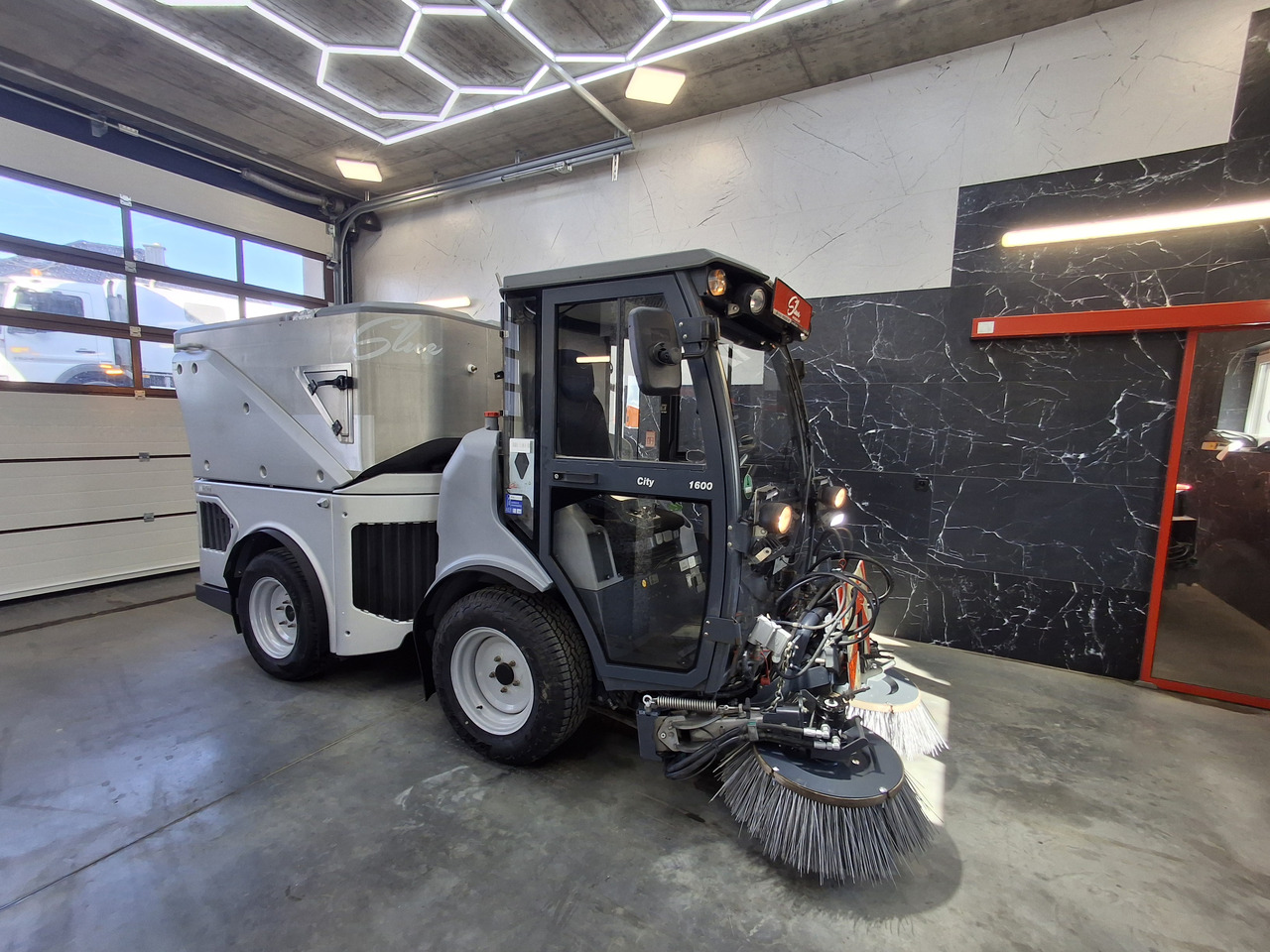 HAKO Citymaster 1600 Kehrmaschine Zamiatarka PM2.5 Euro 6 2019r - Makinë fshirëse për rrugët: foto 4 HAKO Citymaster 1600 Kehrmaschine Zamiatarka PM2.5 Euro 6 2019r - Makinë fshirëse për rrugët: foto 4