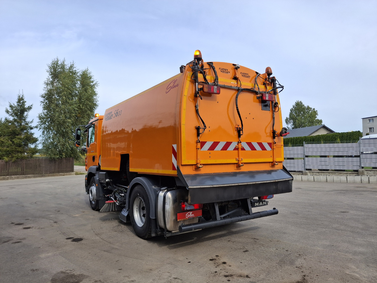 MAN TGM 18.250 Zamiatarka Kupper Weisser BROCK 2 Motoren Szczotki L/R PM10 Odchwaszczarka - Makinë fshirëse për rrugët: foto 4 MAN TGM 18.250 Zamiatarka Kupper Weisser BROCK 2 Motoren Szczotki L/R PM10 Odchwaszczarka - Makinë fshirëse për rrugët: foto 4