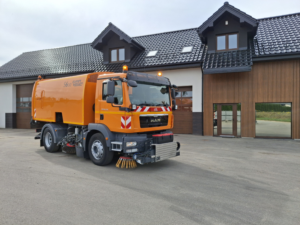 MAN TGM 18.250 Zamiatarka Kupper Weisser BROCK 2 Motoren Szczotki L/R PM10 Odchwaszczarka - Makinë fshirëse për rrugët: foto 1 MAN TGM 18.250 Zamiatarka Kupper Weisser BROCK 2 Motoren Szczotki L/R PM10 Odchwaszczarka - Makinë fshirëse për rrugët: foto 1