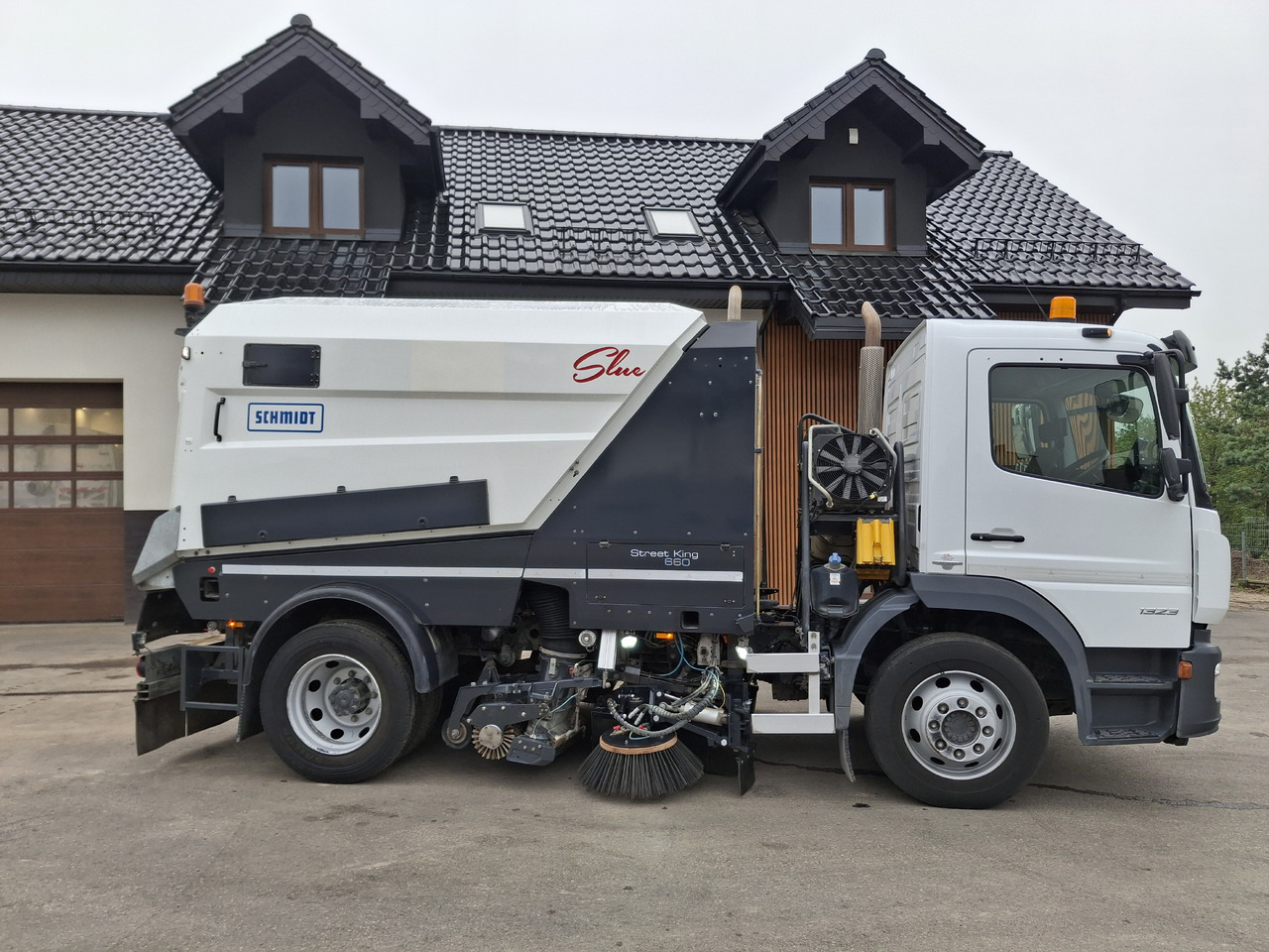 MERCEDES-BENZ Atego 1523 Zamiatarka Kehrmaschine Schmidt Street King 660 Euro 6 PM10 2 Motoren Szczotki L/R 2016r - Makinë fshirëse për rrugët: foto 5 MERCEDES-BENZ Atego 1523 Zamiatarka Kehrmaschine Schmidt Street King 660 Euro 6 PM10 2 Motoren Szczotki L/R 2016r - Makinë fshirëse për rrugët: foto 5