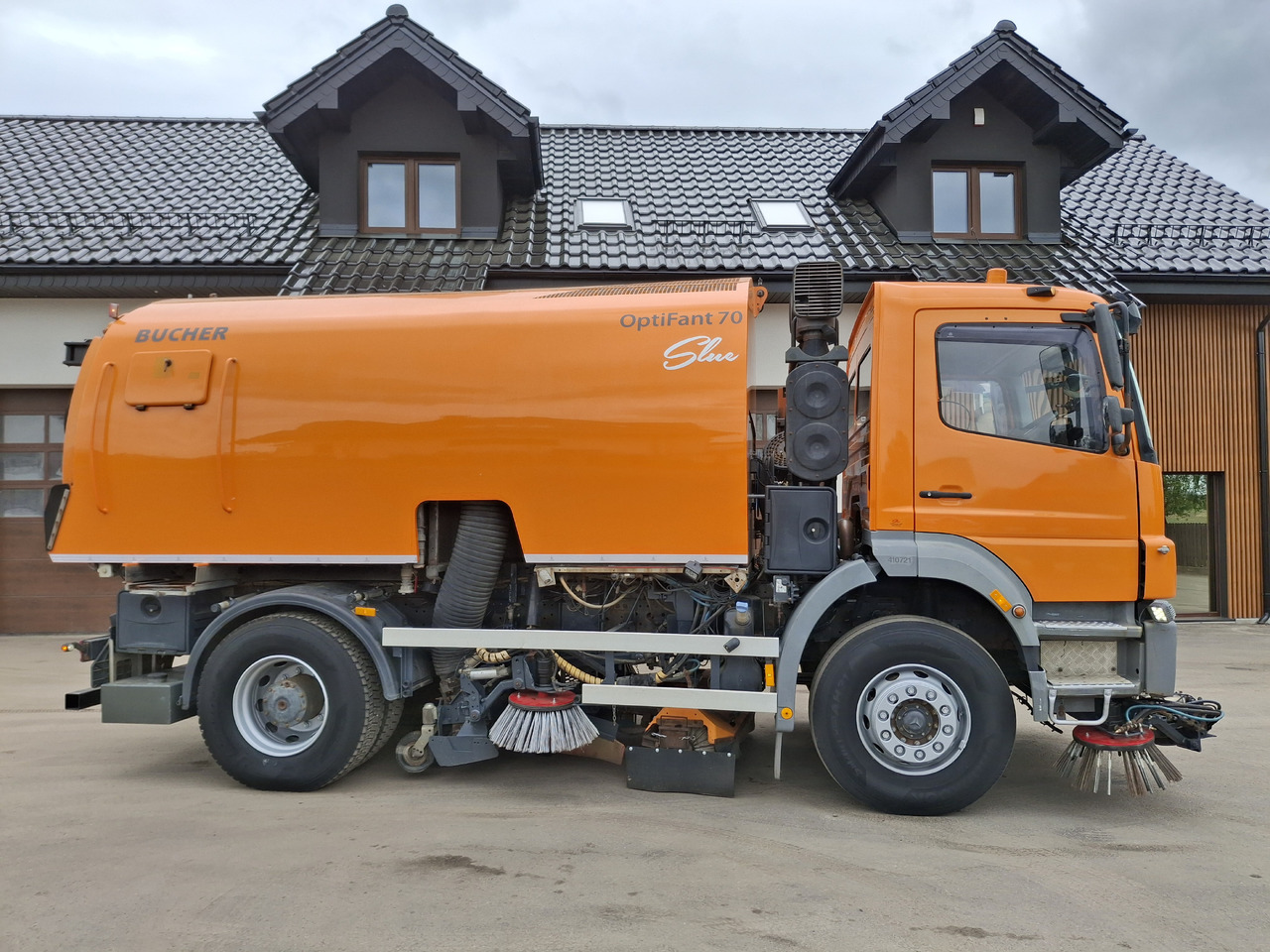 MERCEDES-BENZ Axor 1823 Zamiatarka Kehrmaschine BUCHER 2 Motoren Szczotki L/R Sweeper - Makinë fshirëse për rrugët: foto 5 MERCEDES-BENZ Axor 1823 Zamiatarka Kehrmaschine BUCHER 2 Motoren Szczotki L/R Sweeper - Makinë fshirëse për rrugët: foto 5