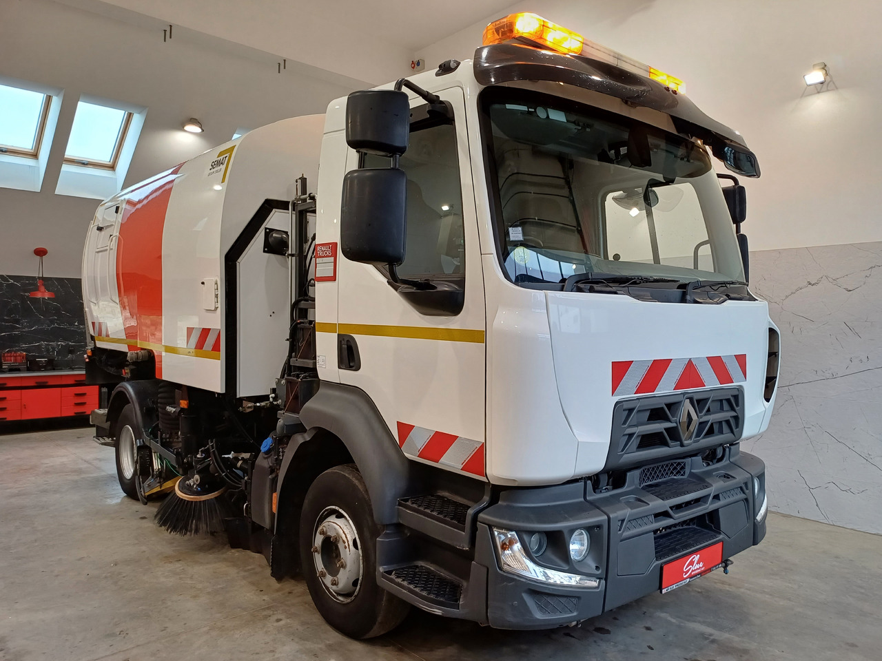 RENAULT D12 Zamiatarka Kehrmaschine 2 Motoren SEMAT Zoeller Szczotki L/R Euro 6 PM10 2017r - Makinë fshirëse për rrugët: foto 1 RENAULT D12 Zamiatarka Kehrmaschine 2 Motoren SEMAT Zoeller Szczotki L/R Euro 6 PM10 2017r - Makinë fshirëse për rrugët: foto 1