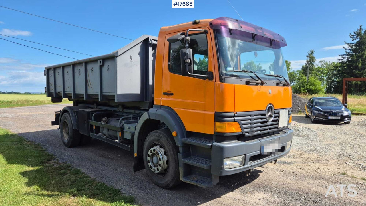 Mercedes-Benz 1828 hooklift (1999) two containers - Kamion vetëngarkues: foto 3 Mercedes-Benz 1828 hooklift (1999) two containers - Kamion vetëngarkues: foto 3