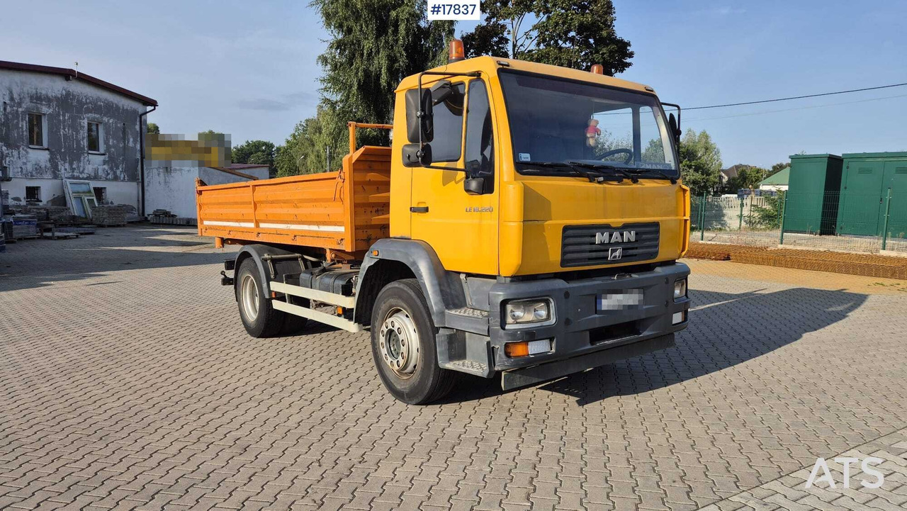 Tipper MAN 18.225 LC (2003) - Kamion vetëshkarkues: foto 1 Tipper MAN 18.225 LC (2003) - Kamion vetëshkarkues: foto 1
