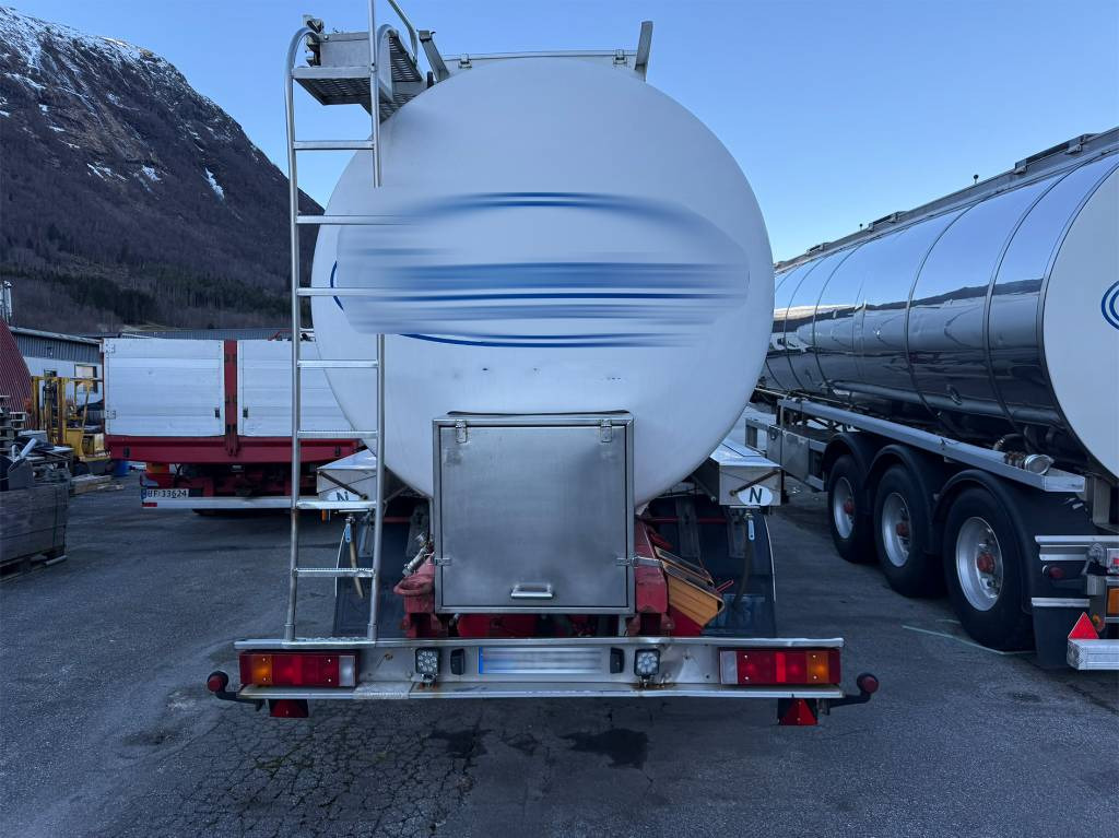 Annet Schrader tank trailer 32 m2 - Gjysmë rimorkio me bot: foto 3 Annet Schrader tank trailer 32 m2 - Gjysmë rimorkio me bot: foto 3