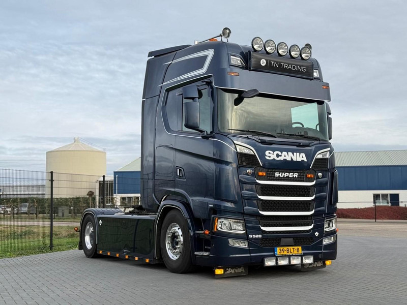 Scania S520 VOLLUCHT, RETARDER, LEATHER, ALCOA, 9 TONS VOORAS, TACHO 2. - Gjysmë-kamion: foto 1 Scania S520 VOLLUCHT, RETARDER, LEATHER, ALCOA, 9 TONS VOORAS, TACHO 2. - Gjysmë-kamion: foto 1