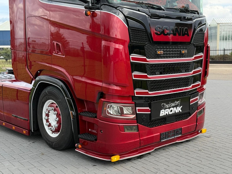 Scania S580 V8 NGS SHOWTRUCK, VOLLUCHT, RETARDER, LEER, GESTUURD. - Gjysmë-kamion: foto 2 Scania S580 V8 NGS SHOWTRUCK, VOLLUCHT, RETARDER, LEER, GESTUURD. - Gjysmë-kamion: foto 2