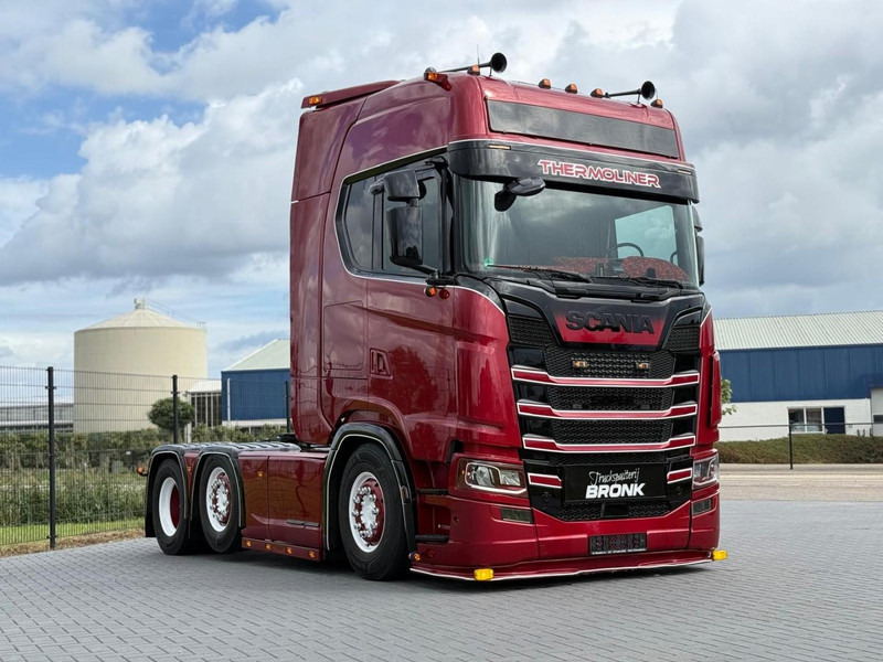 Scania S580 V8 NGS SHOWTRUCK, VOLLUCHT, RETARDER, LEER, GESTUURD. - Gjysmë-kamion: foto 1 Scania S580 V8 NGS SHOWTRUCK, VOLLUCHT, RETARDER, LEER, GESTUURD. - Gjysmë-kamion: foto 1