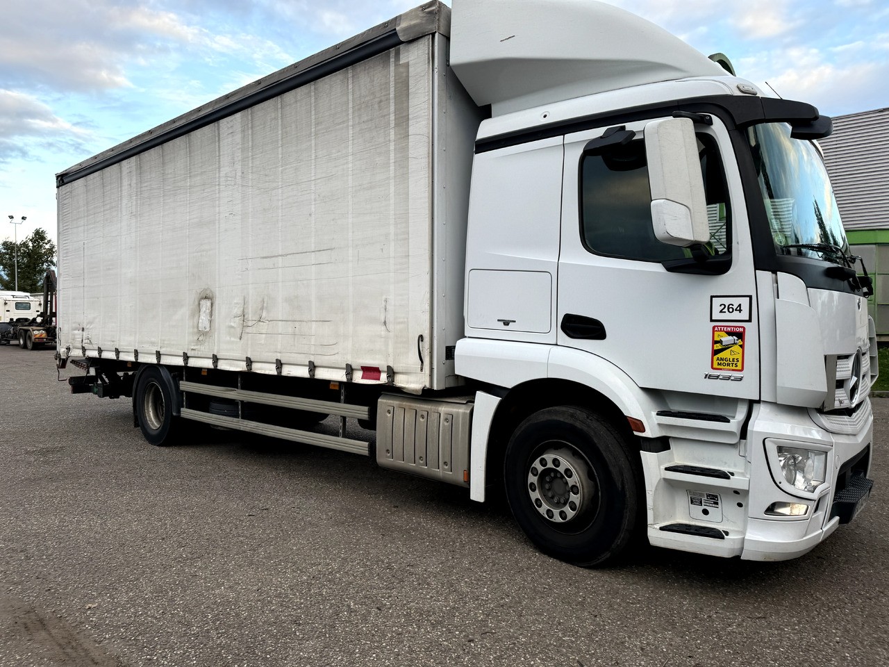 MERCEDES-BENZ ACTROS 1833 - Kamion me tendë: foto 2 MERCEDES-BENZ ACTROS 1833 - Kamion me tendë: foto 2