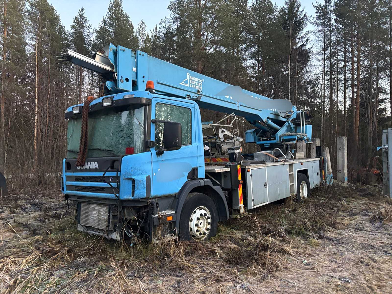 Scania P94 truck and Bronto Skylift telescopic crane - Kamion me vinç: foto 1 Scania P94 truck and Bronto Skylift telescopic crane - Kamion me vinç: foto 1