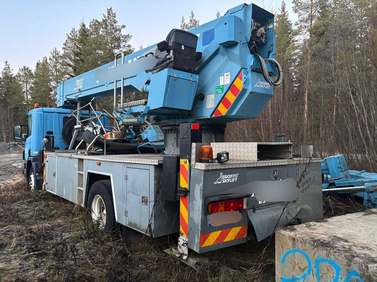 Scania P94 truck and Bronto Skylift telescopic crane - Kamion me vinç: foto 3 Scania P94 truck and Bronto Skylift telescopic crane - Kamion me vinç: foto 3