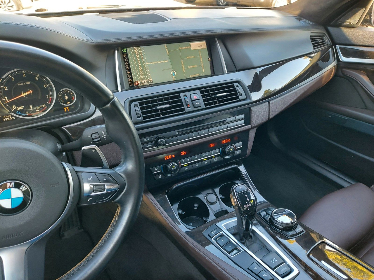 Sedan BMW 550i Limousine Autom. M-Sport HUD Glasdach H&K: foto 11 Sedan BMW 550i Limousine Autom. M-Sport HUD Glasdach H&K: foto 11