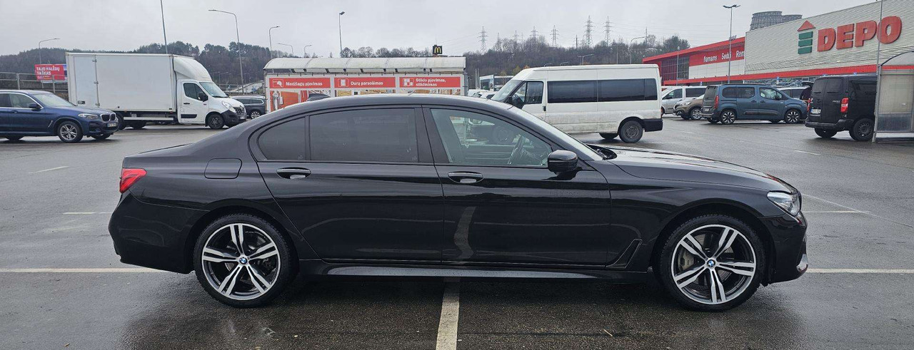 BMW 750 - Sedan: foto 4 BMW 750 - Sedan: foto 4