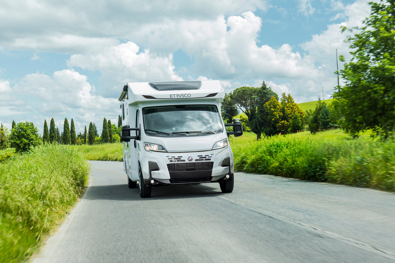 Etrusco T 7.3 QCF - Kamper gjysmë i integruar: foto 5 Etrusco T 7.3 QCF - Kamper gjysmë i integruar: foto 5