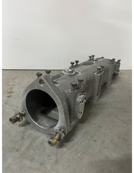 Liebherr A974 / P974 / R942 / R944 / R954 / R964 / R974 / R974B - A 974 / P 974 / R 942 / R 944 / R 954 / R 964 / R 974 / R 974B - Tubi i marrjes së ajrit: foto 5 Liebherr A974 / P974 / R942 / R944 / R954 / R964 / R974 / R974B - A 974 / P 974 / R 942 / R 944 / R 954 / R 964 / R 974 / R 974B - Tubi i marrjes së ajrit: foto 5