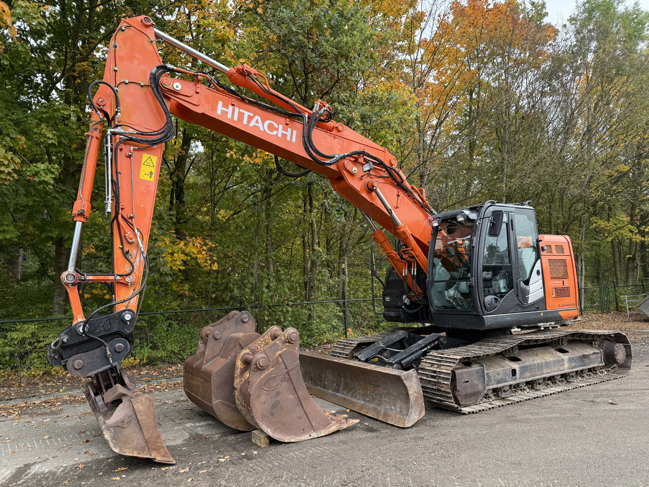 Hitachi ZX225USLC-6 - Ekskavator me zinxhirë: foto 1 Hitachi ZX225USLC-6 - Ekskavator me zinxhirë: foto 1