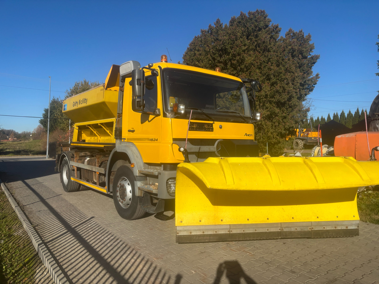 Mercedes AXOR 1824 4x2 Spreader/Gritter/Plough - Makinë për heqjen e borës: foto 1 Mercedes AXOR 1824 4x2 Spreader/Gritter/Plough - Makinë për heqjen e borës: foto 1