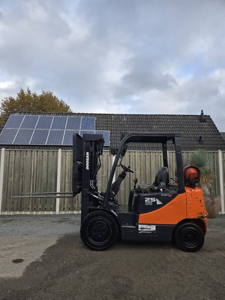Doosan G 25 E-5 - Pirun më gaz: foto 1 Doosan G 25 E-5 - Pirun më gaz: foto 1