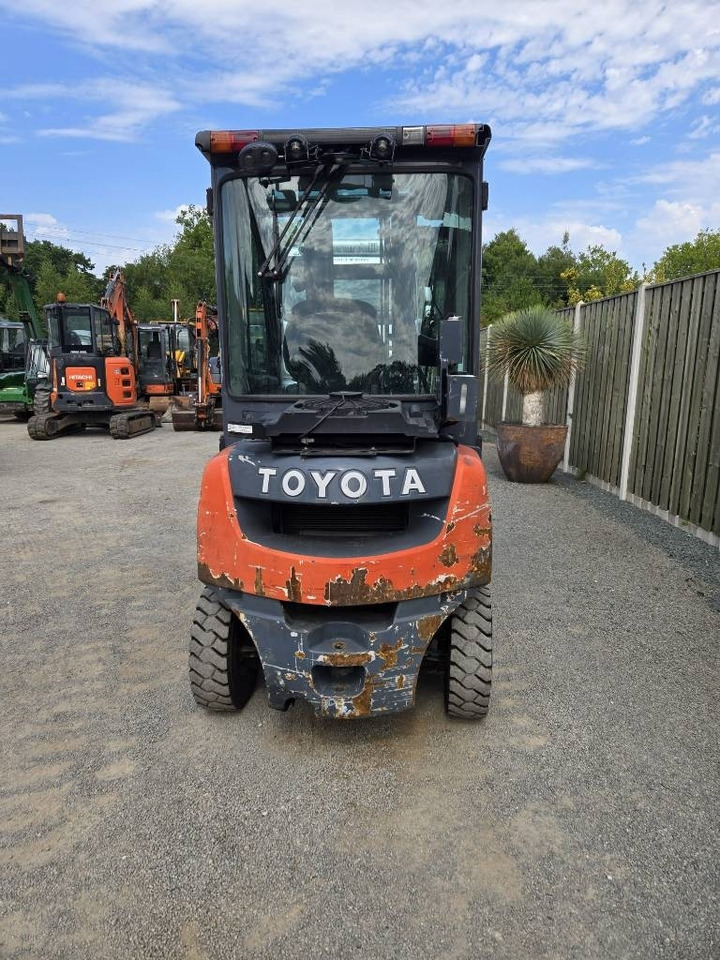 Toyota 8 FD 20 - Pirun më naftë: foto 3 Toyota 8 FD 20 - Pirun më naftë: foto 3