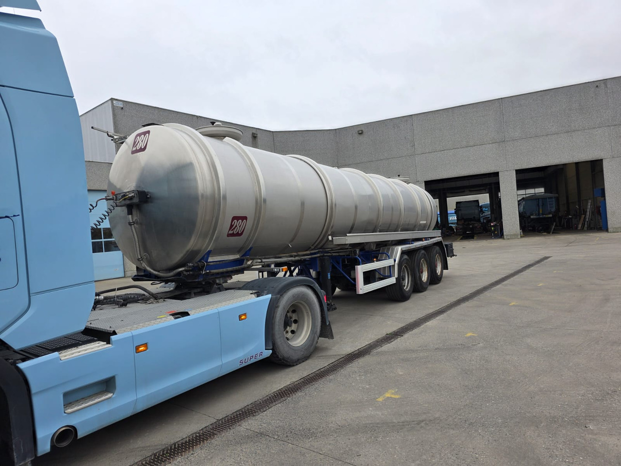 MAGYAR - Gjysmë rimorkio me bot: foto 1 MAGYAR - Gjysmë rimorkio me bot: foto 1