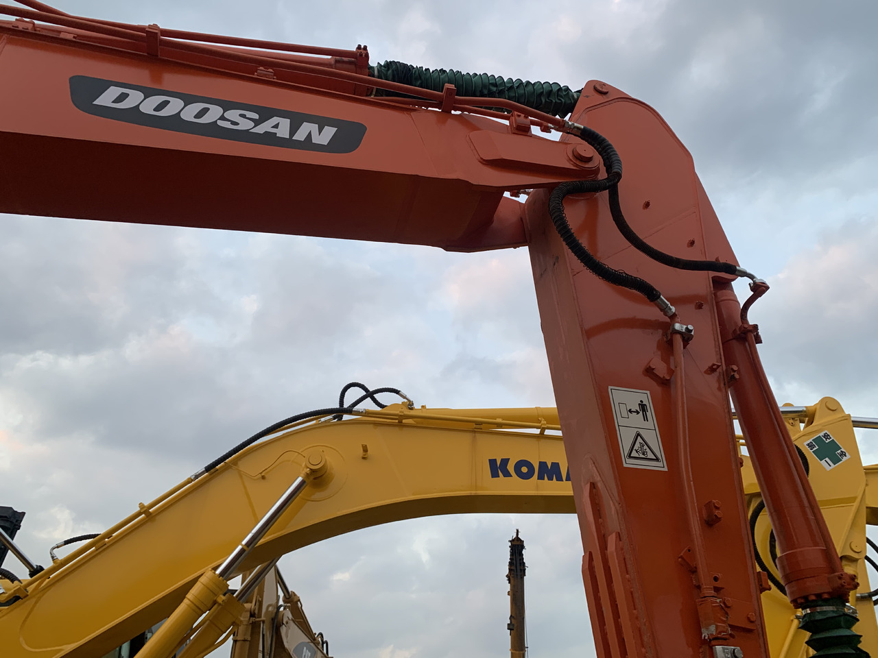 DOOSAN DX225LC - Ekskavator me goma: foto 5 DOOSAN DX225LC - Ekskavator me goma: foto 5