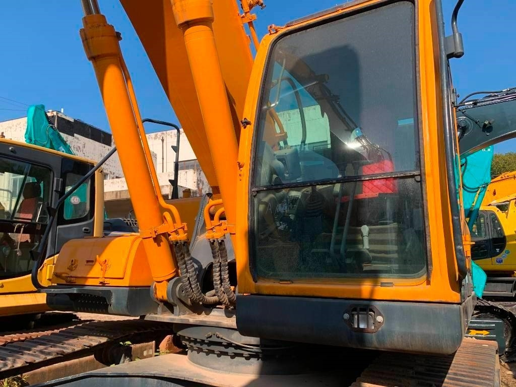 Hyundai 305LC-9T - Ekskavator me zinxhirë: foto 2 Hyundai 305LC-9T - Ekskavator me zinxhirë: foto 2