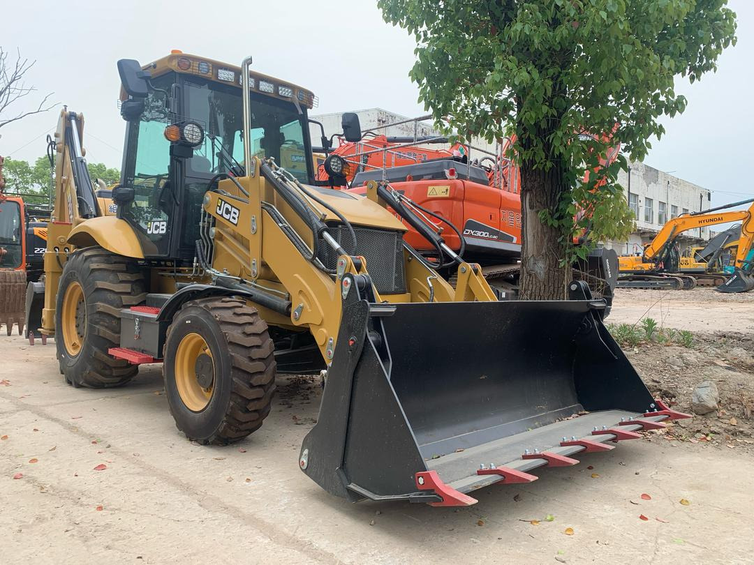 JCB 3CX - Fadromë me shkarkim nga prapa: foto 4 JCB 3CX - Fadromë me shkarkim nga prapa: foto 4
