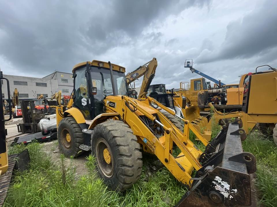 JCB 4CX - Fadromë me shkarkim nga prapa: foto 1 JCB 4CX - Fadromë me shkarkim nga prapa: foto 1