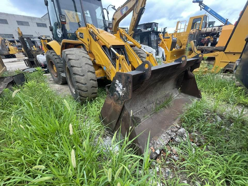 JCB 4CX - Fadromë me shkarkim nga prapa: foto 4 JCB 4CX - Fadromë me shkarkim nga prapa: foto 4