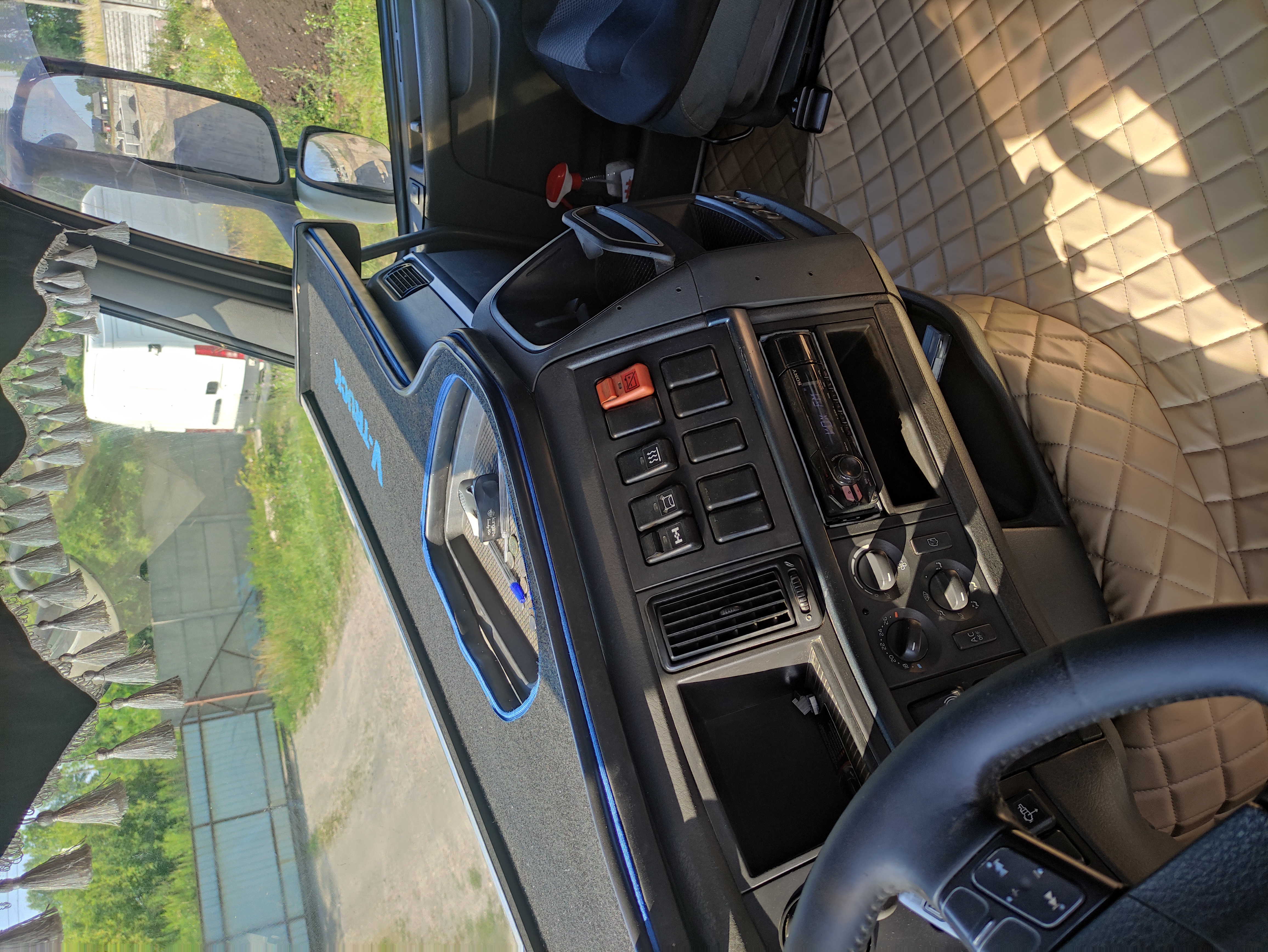 Gjysmë-kamion Volvo FH 13: foto 6