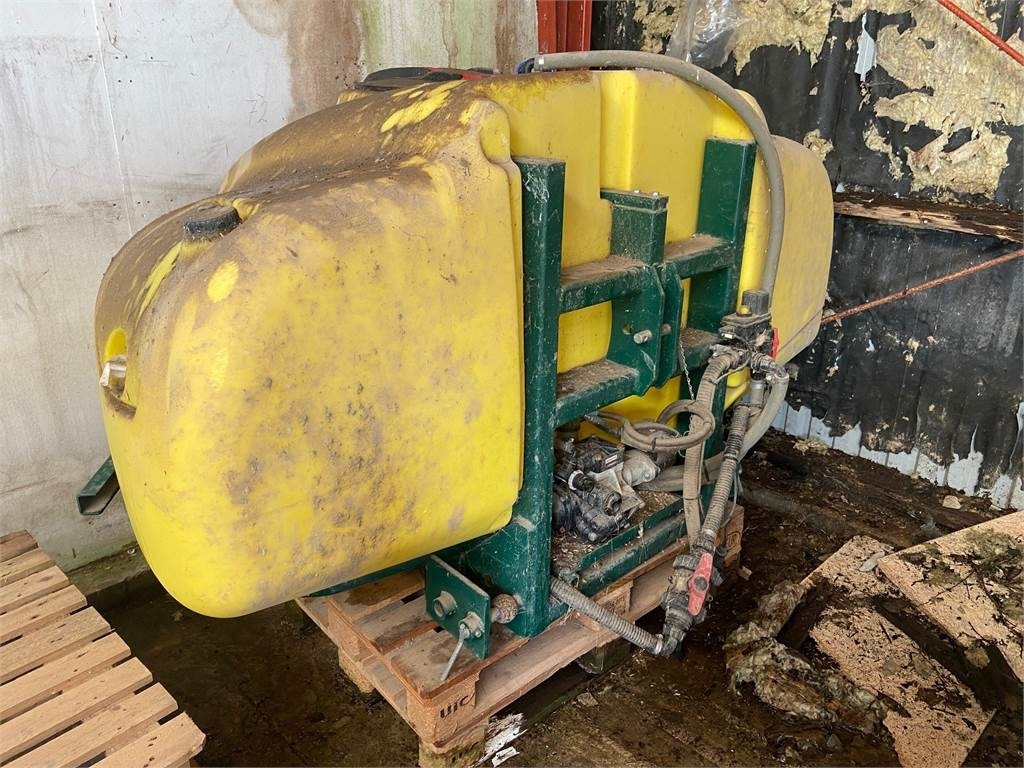 Danfoil 1500 L - Spërkatës i montuar në traktor: foto 1 Danfoil 1500 L - Spërkatës i montuar në traktor: foto 1