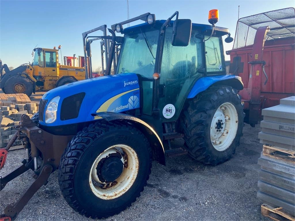New Holland T5050 - Traktor: foto 1 New Holland T5050 - Traktor: foto 1