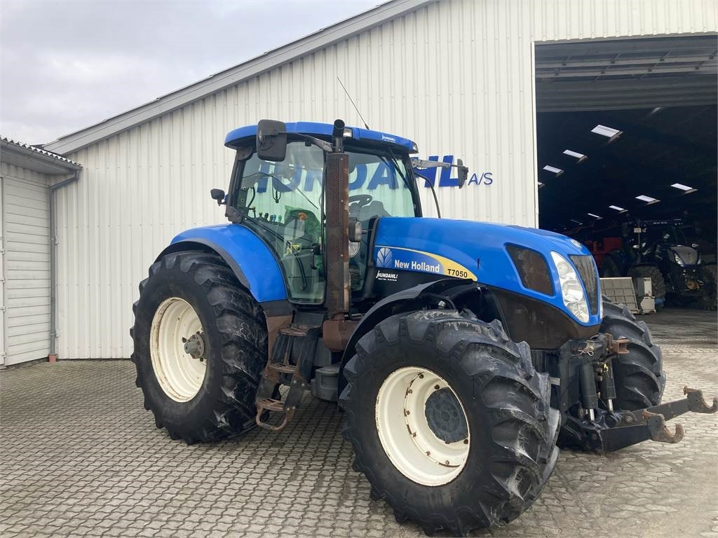 New Holland T7050 - Traktor: foto 1 New Holland T7050 - Traktor: foto 1