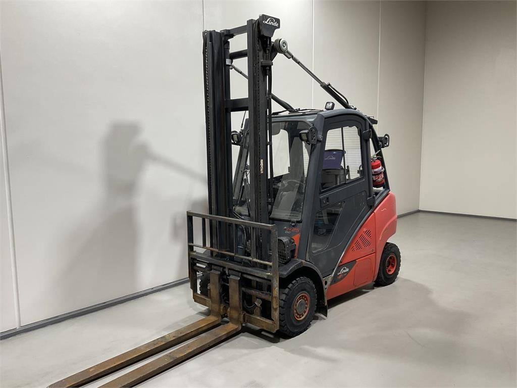 Linde H25D-02 - Pirun më naftë: foto 4 Linde H25D-02 - Pirun më naftë: foto 4