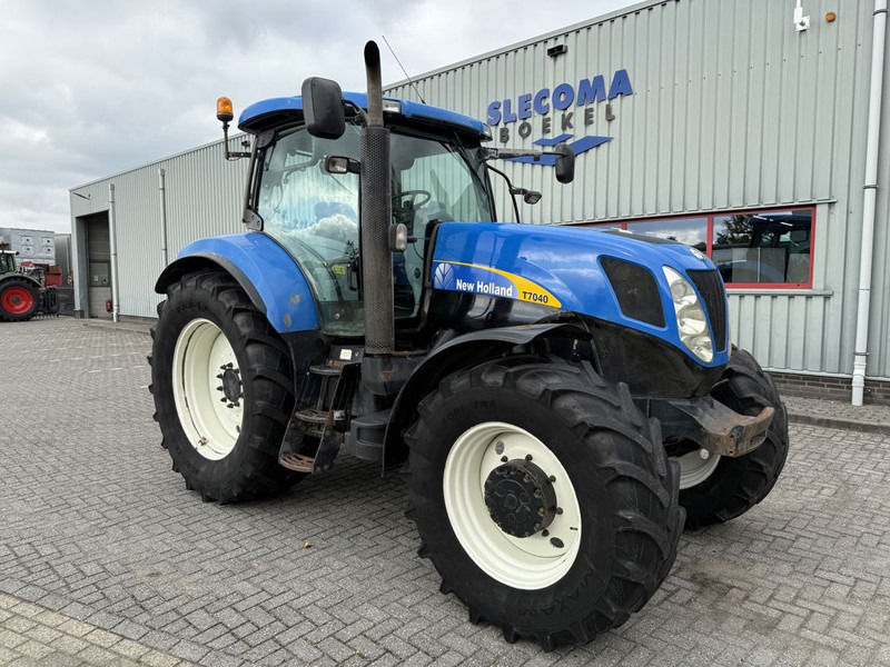 New Holland T7040 Power Command - Traktor: foto 4 New Holland T7040 Power Command - Traktor: foto 4