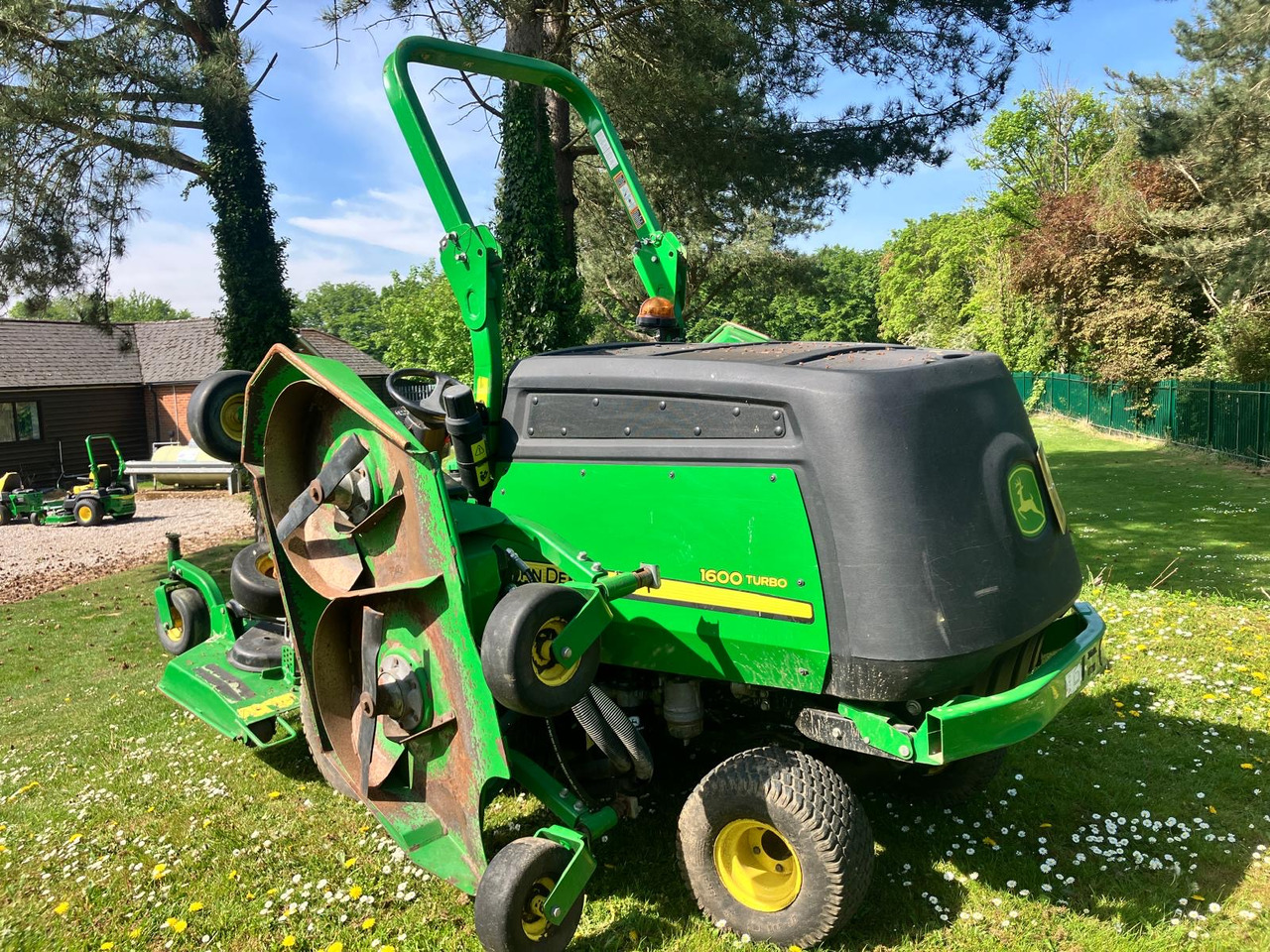 John Deere 1600T Wide Area Mower - Korrëse bari i kopshtit: foto 5 John Deere 1600T Wide Area Mower - Korrëse bari i kopshtit: foto 5