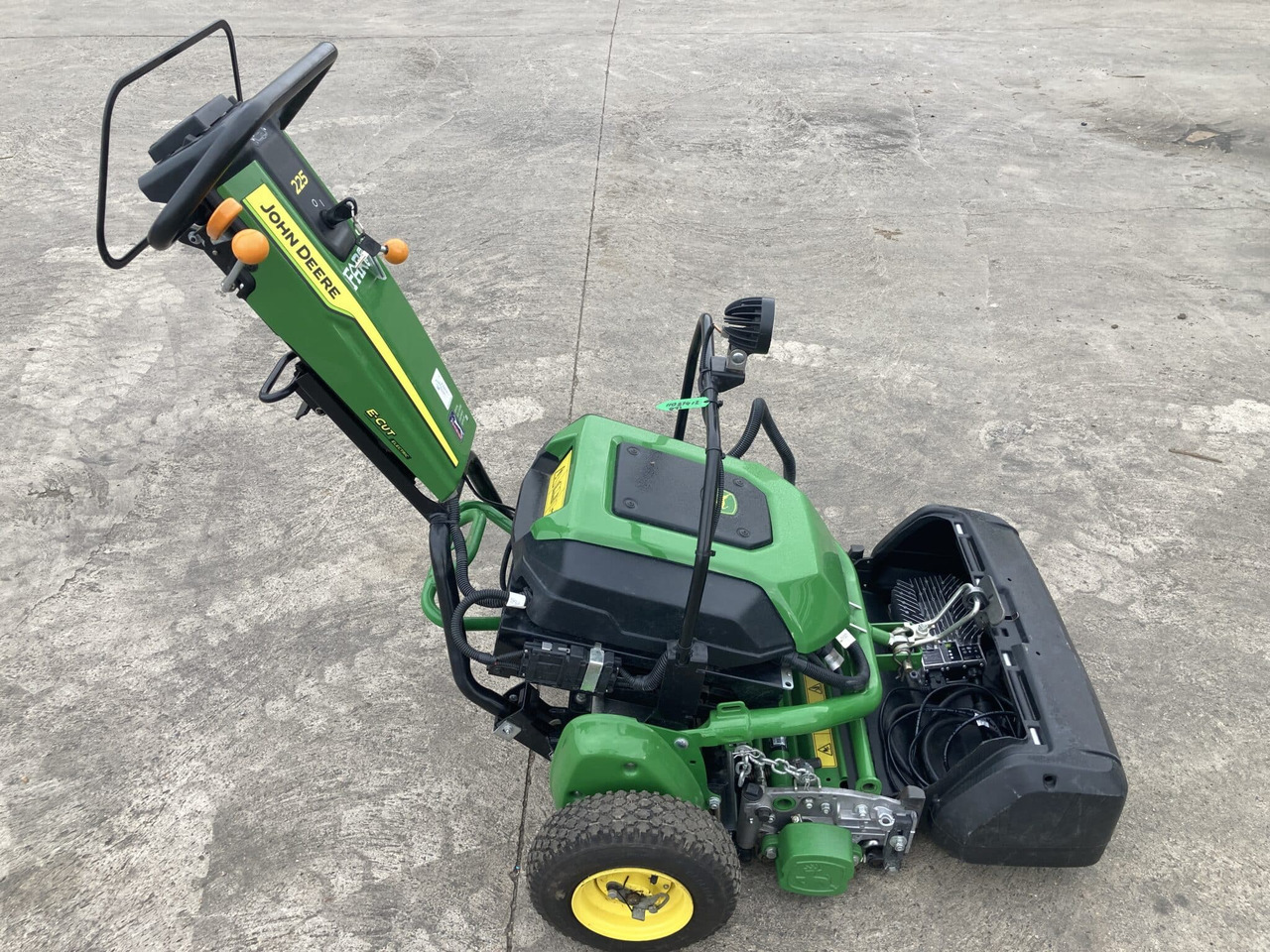 John Deere 225 E-cut walk behind electric greens mower - Korrëse bari i kopshtit: foto 1 John Deere 225 E-cut walk behind electric greens mower - Korrëse bari i kopshtit: foto 1