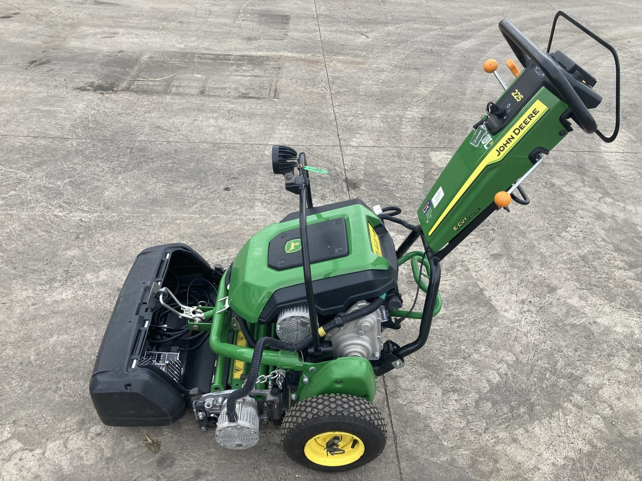 John Deere 225 E-cut walk behind electric greens mower - Korrëse bari i kopshtit: foto 3 John Deere 225 E-cut walk behind electric greens mower - Korrëse bari i kopshtit: foto 3