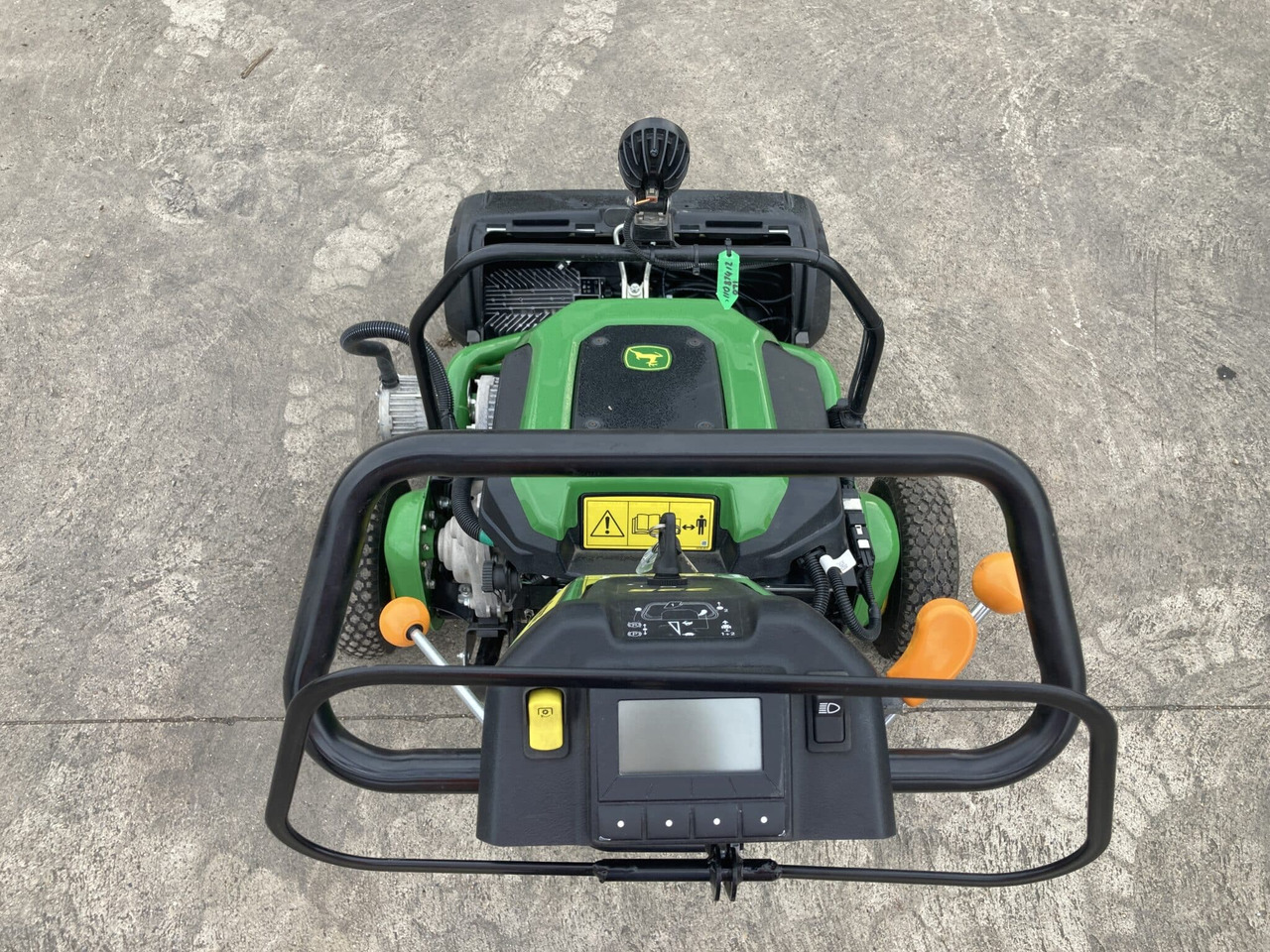 John Deere 225 E-cut walk behind electric greens mower - Korrëse bari i kopshtit: foto 4 John Deere 225 E-cut walk behind electric greens mower - Korrëse bari i kopshtit: foto 4