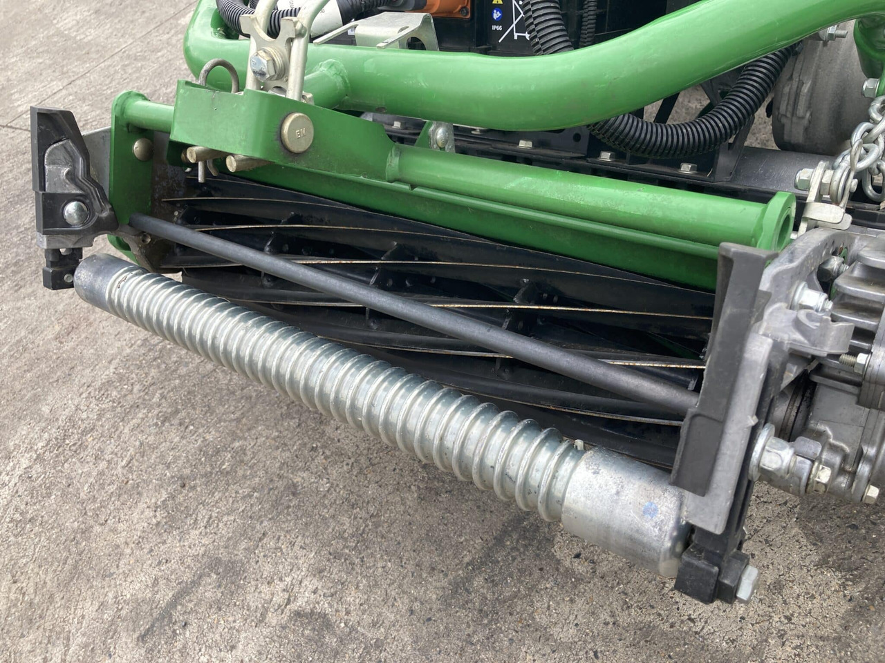 John Deere 225 E-cut walk behind electric greens mower - Korrëse bari i kopshtit: foto 5 John Deere 225 E-cut walk behind electric greens mower - Korrëse bari i kopshtit: foto 5