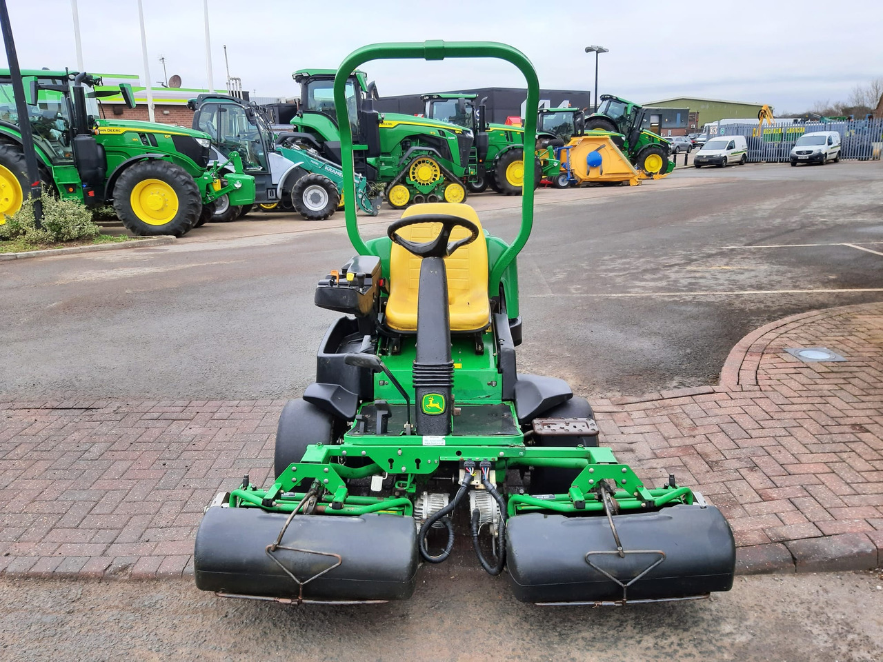 John Deere 2500E greens triple mower - Korrëse bari i kopshtit: foto 4 John Deere 2500E greens triple mower - Korrëse bari i kopshtit: foto 4
