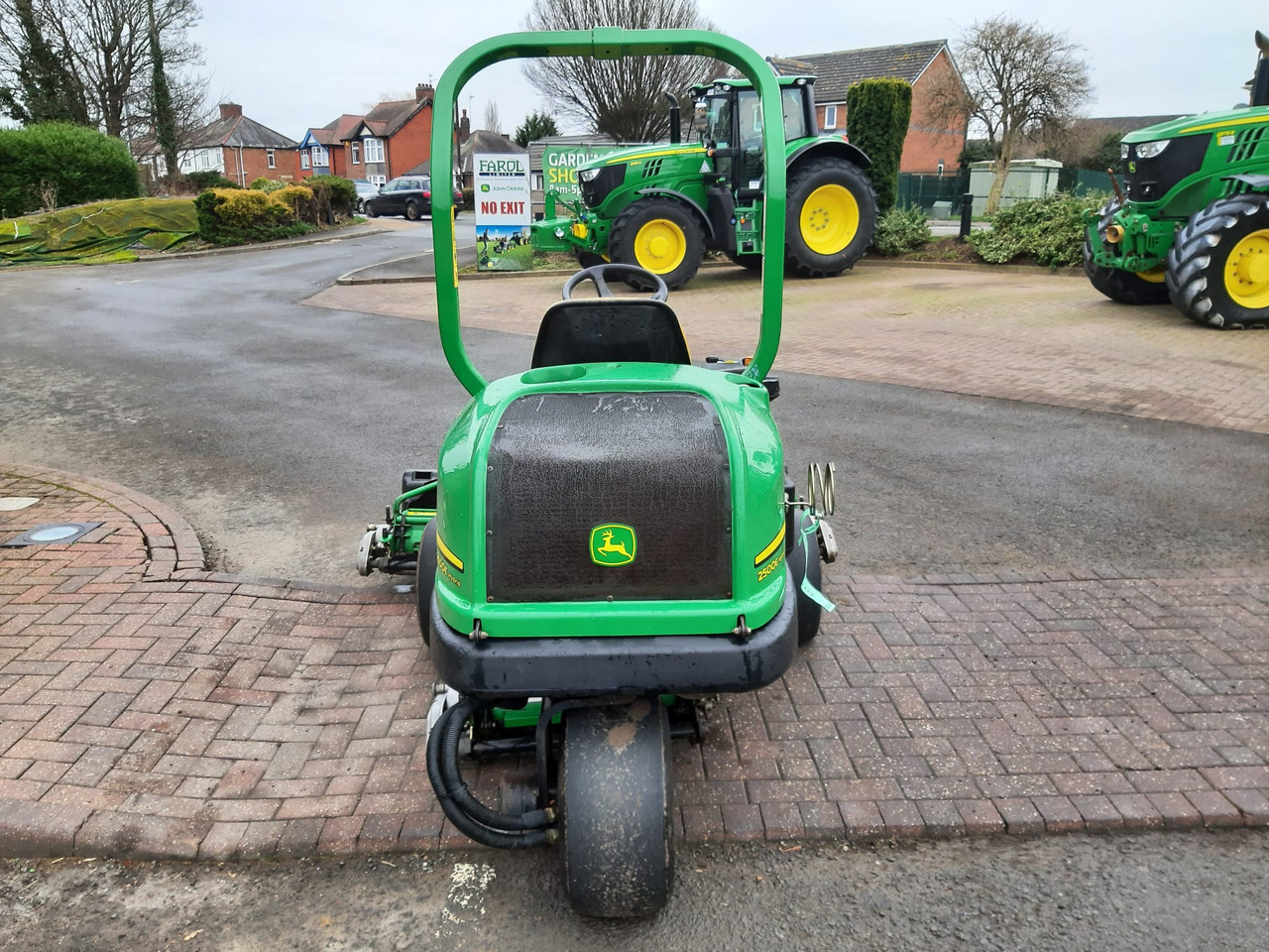 John Deere 2500E greens triple mower - Korrëse bari i kopshtit: foto 5 John Deere 2500E greens triple mower - Korrëse bari i kopshtit: foto 5