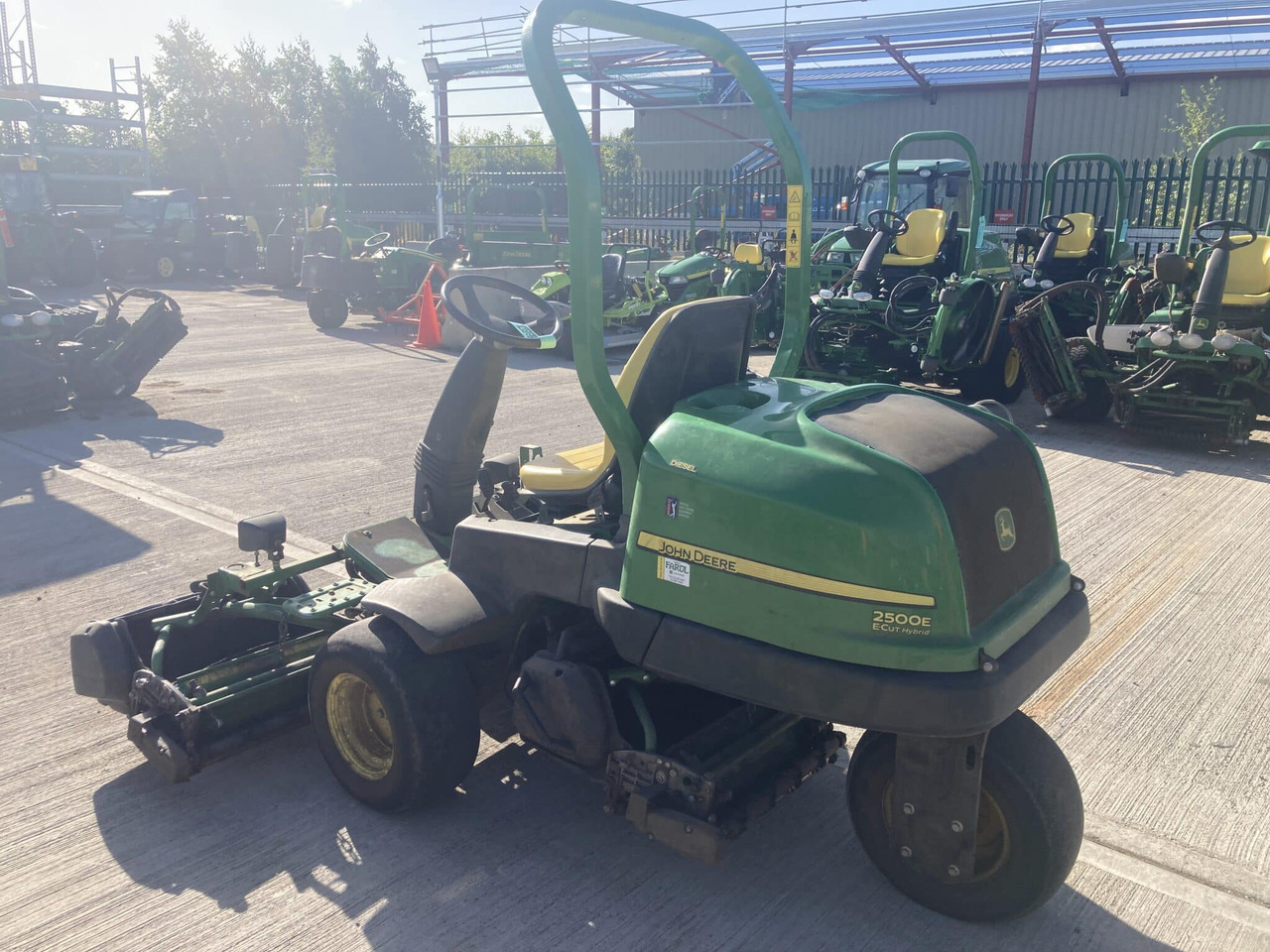 John Deere 2500EH greens triple mower - Korrëse bari i kopshtit: foto 3 John Deere 2500EH greens triple mower - Korrëse bari i kopshtit: foto 3