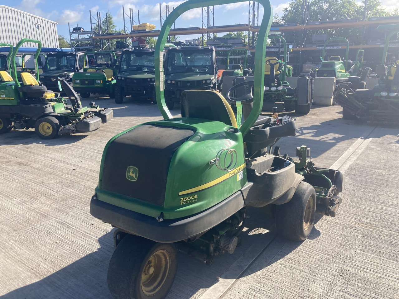 John Deere 2500EH greens triple mower - Korrëse bari i kopshtit: foto 5 John Deere 2500EH greens triple mower - Korrëse bari i kopshtit: foto 5