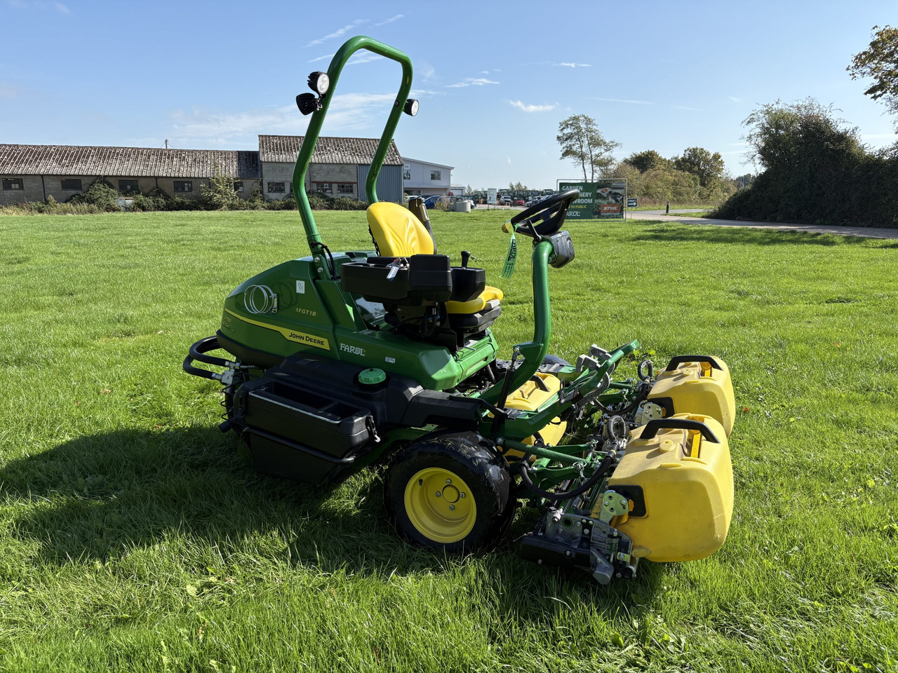 John Deere 2750E Triple Mower - Korrëse bari i kopshtit: foto 3 John Deere 2750E Triple Mower - Korrëse bari i kopshtit: foto 3